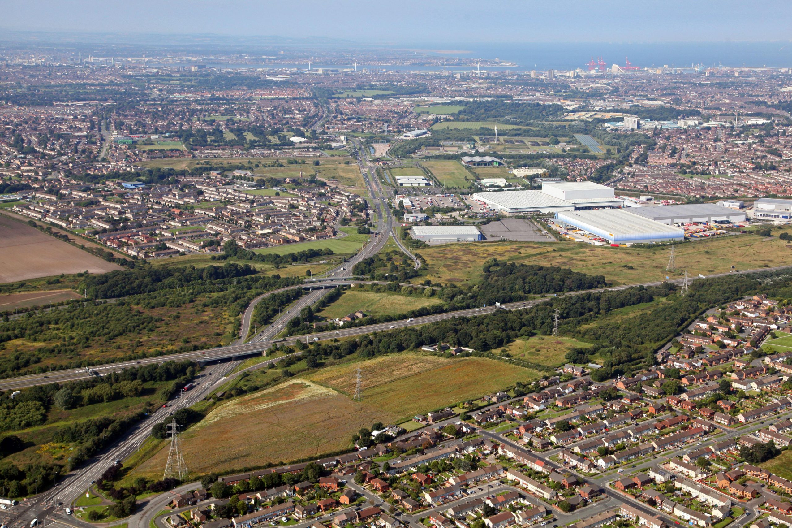 Una vista aérea que abarca Knowsley en Lancashire, donde el consejo liderado por el Partido Laborista aprobó el 100 por ciento de las solicitudes de pequeñas viviendas en 2023