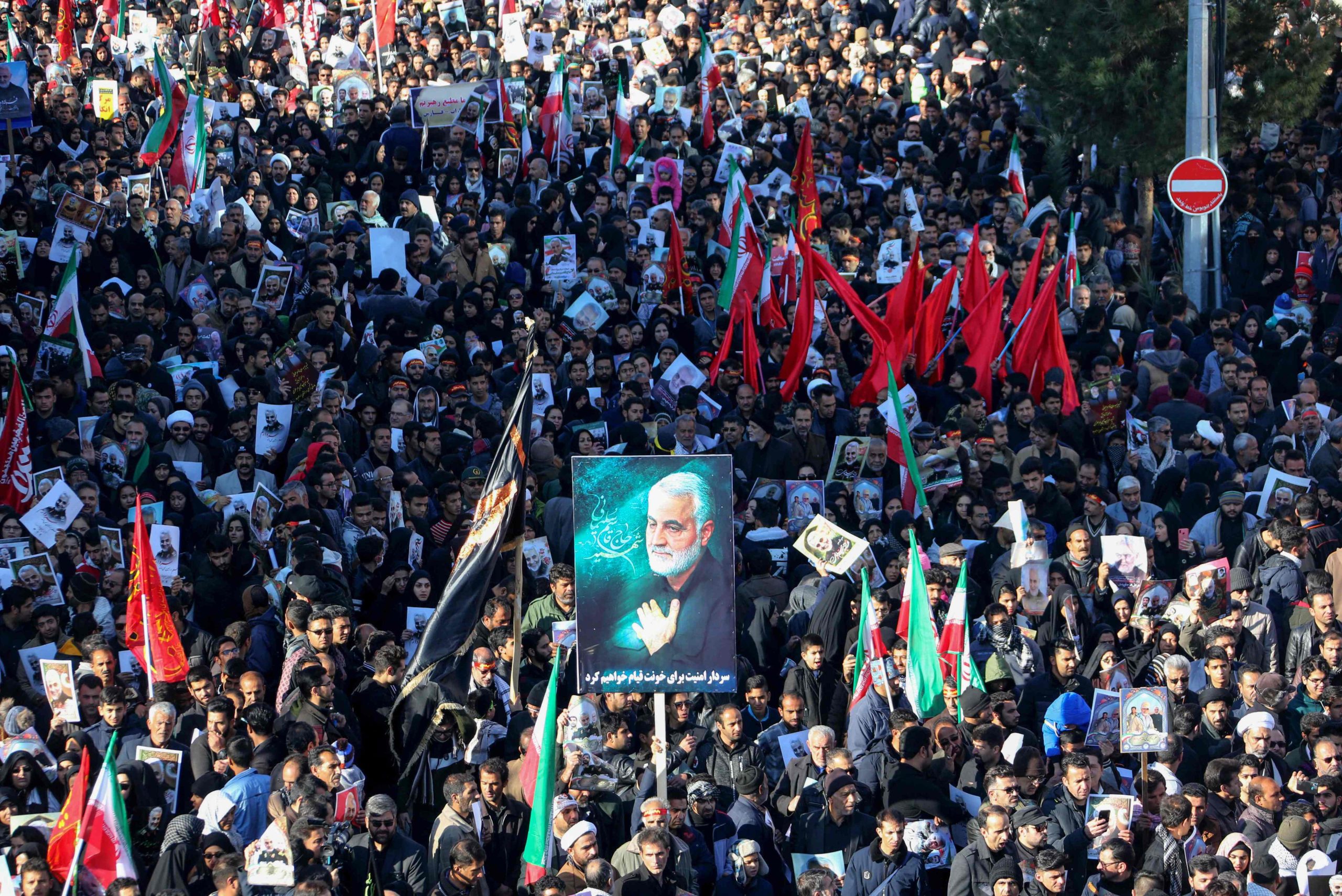Miles de personas asistieron al funeral de Qasem Soleimani